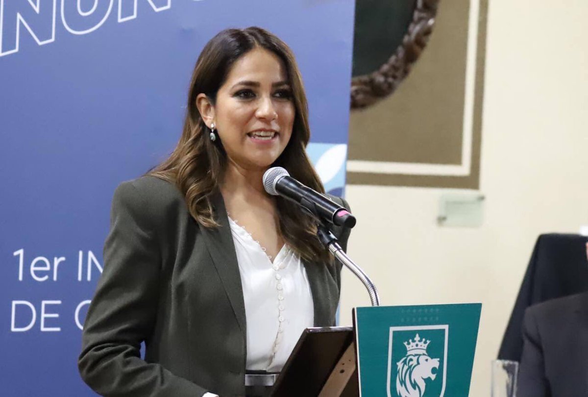 municipio_leon's tweet photo. ➡️ En su mensaje, la Presidenta Municipal enfatizó 🌟 en el trabajo de cada una de las banderas de la Administración y agradeció 🙏🏼 el acompañamiento en este primer año de trabajo a los integrantes del ayuntamiento por hacer posible este 1️⃣ Primer Informe de Gobierno. https://t.co/szv9TZ3xfz