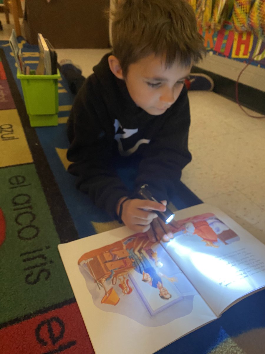 MrsKring's tweet photo. Flashlight reading to end out week of hard work! π¦ π @ISDSchools #isdstrong #lufflions #luffpride https://t.co/qcmzIb1H20