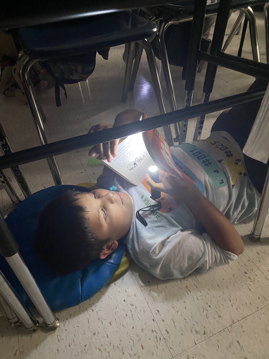 MrsKring's tweet photo. Flashlight reading to end out week of hard work! π¦ π @ISDSchools #isdstrong #lufflions #luffpride https://t.co/qcmzIb1H20