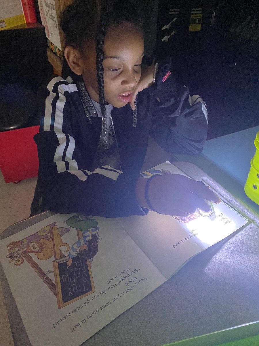 MrsKring's tweet photo. Flashlight reading to end out week of hard work! π¦ π @ISDSchools #isdstrong #lufflions #luffpride https://t.co/qcmzIb1H20