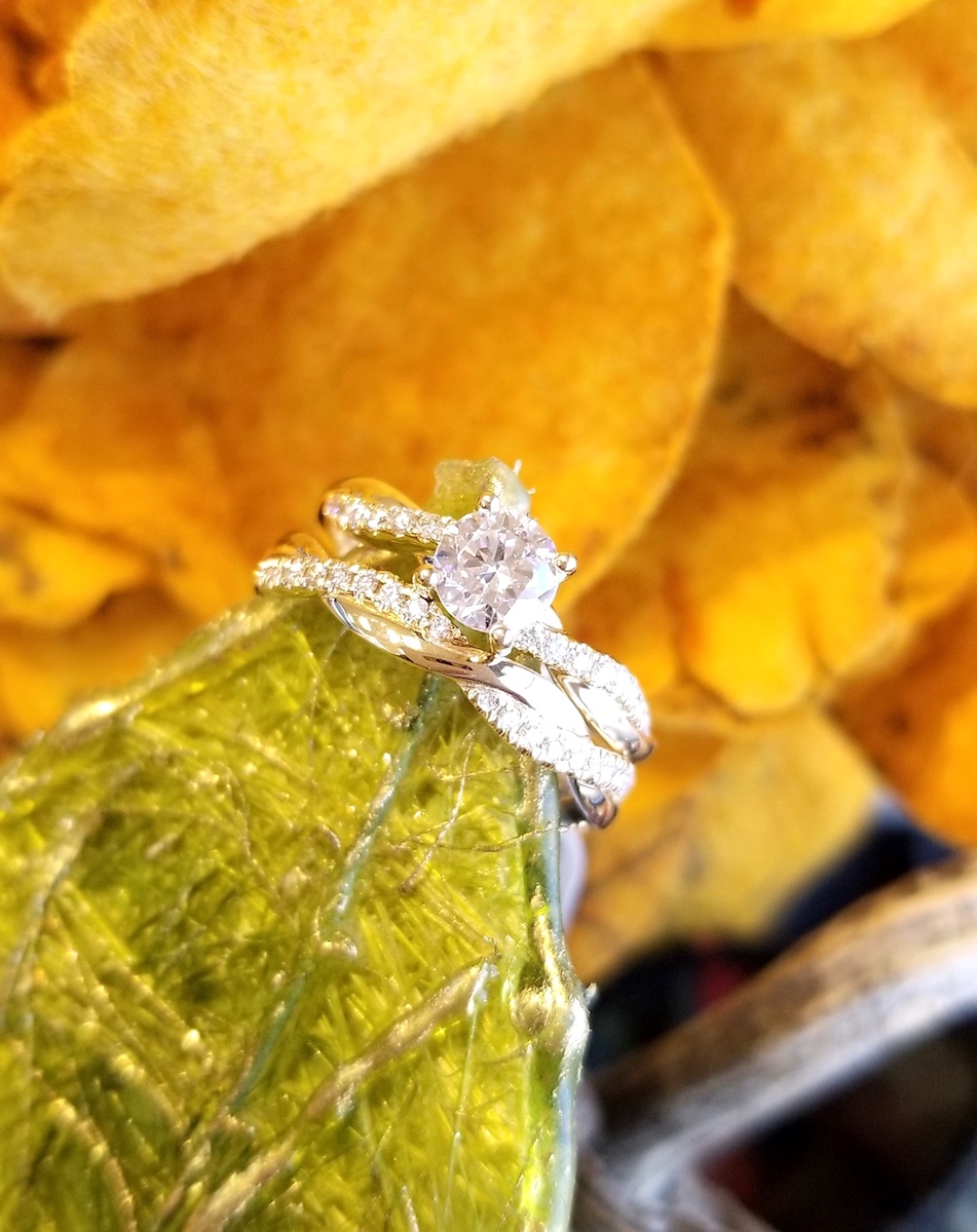 JohnsonJeweler's tweet photo. Happy #FirstDayofFall! We love yellow gold all times of the year, but we really love it paired with fall fashion 🍂 https://t.co/a6LoodEvNt