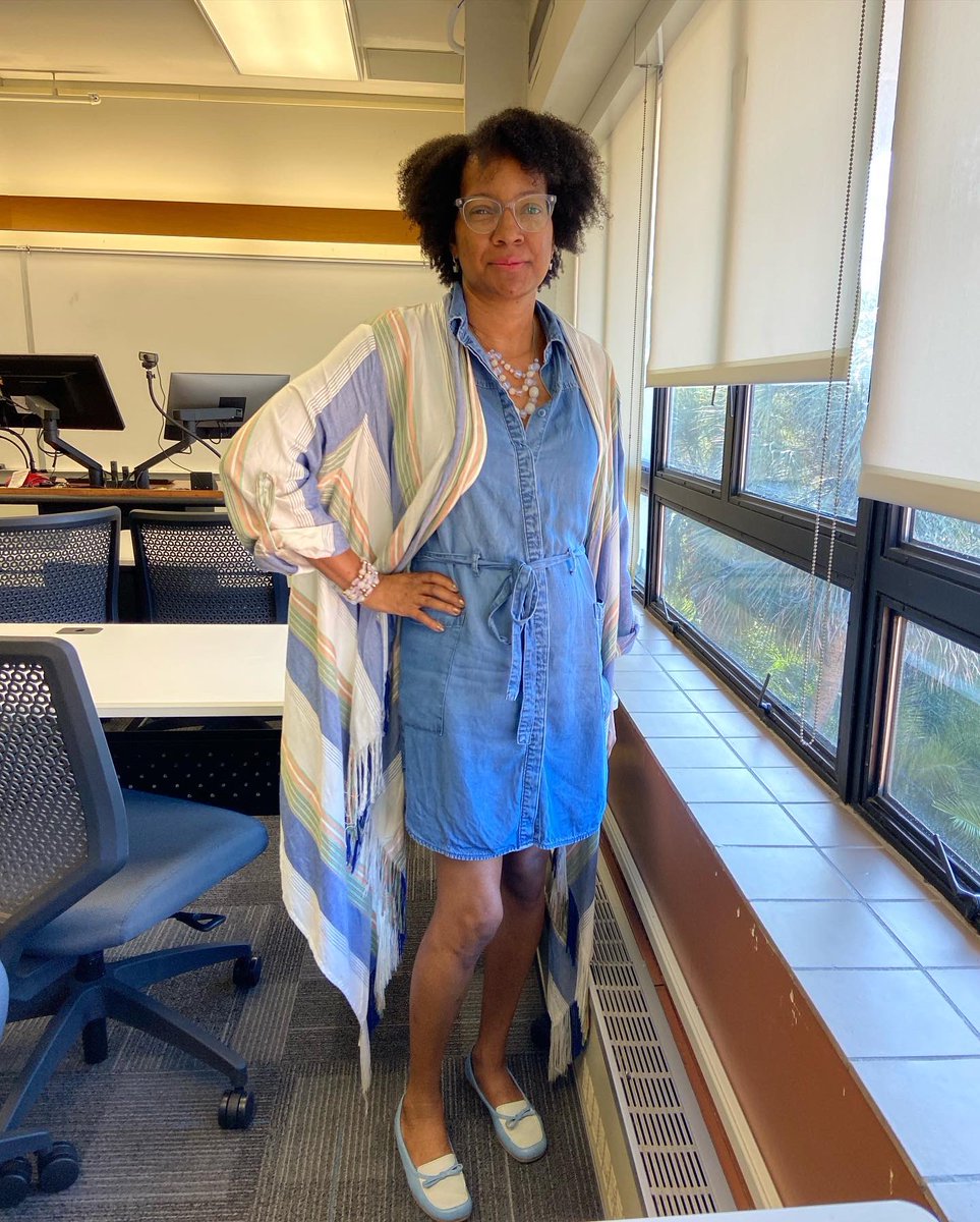 rlgrant6's tweet photo. Cool Coastal Aunt Aesthetic 🌊😎 #academia #prof #stylebyme https://t.co/8BaLc5pSUj