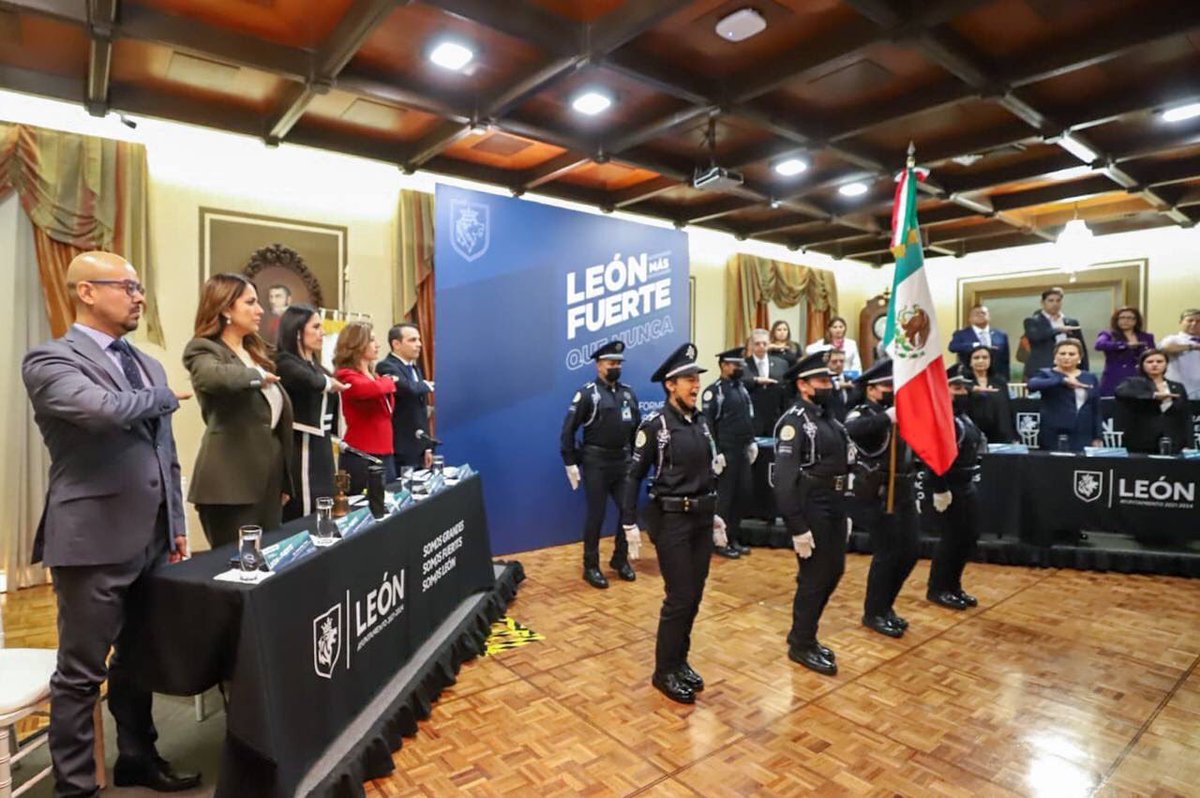 municipio_leon's tweet photo. 🔹 En Sesión Solemne de Ayuntamiento, la Presidenta Municipal @AleGutierrez_mx hizo entrega del documento 📄 que contiene los resultados del primer año de la Administración Municipal. https://t.co/1l3i05dOZM
