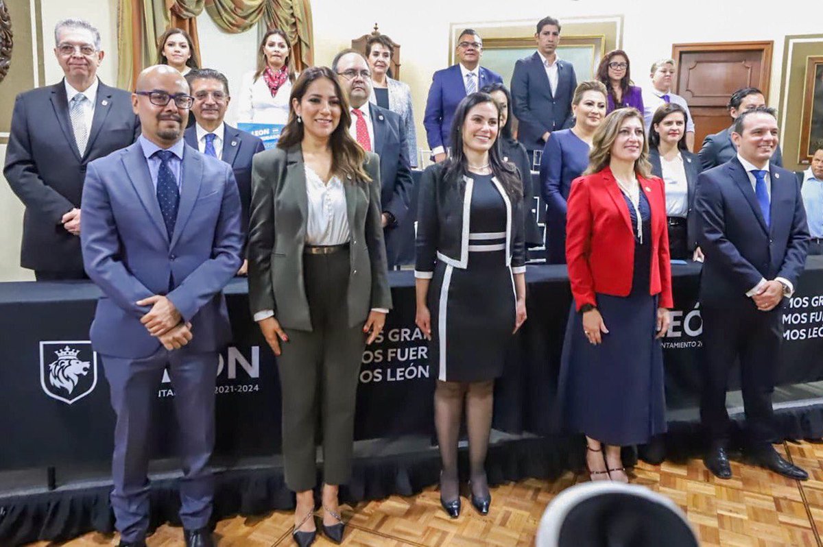 municipio_leon's tweet photo. 🔹 En Sesión Solemne de Ayuntamiento, la Presidenta Municipal @AleGutierrez_mx hizo entrega del documento 📄 que contiene los resultados del primer año de la Administración Municipal. https://t.co/1l3i05dOZM