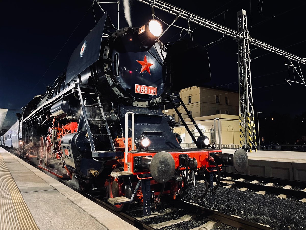 OndrejStratilik's tweet photo. Albatros a poslední letní večer. #Vrsovice https://t.co/dNbUtmWqQo