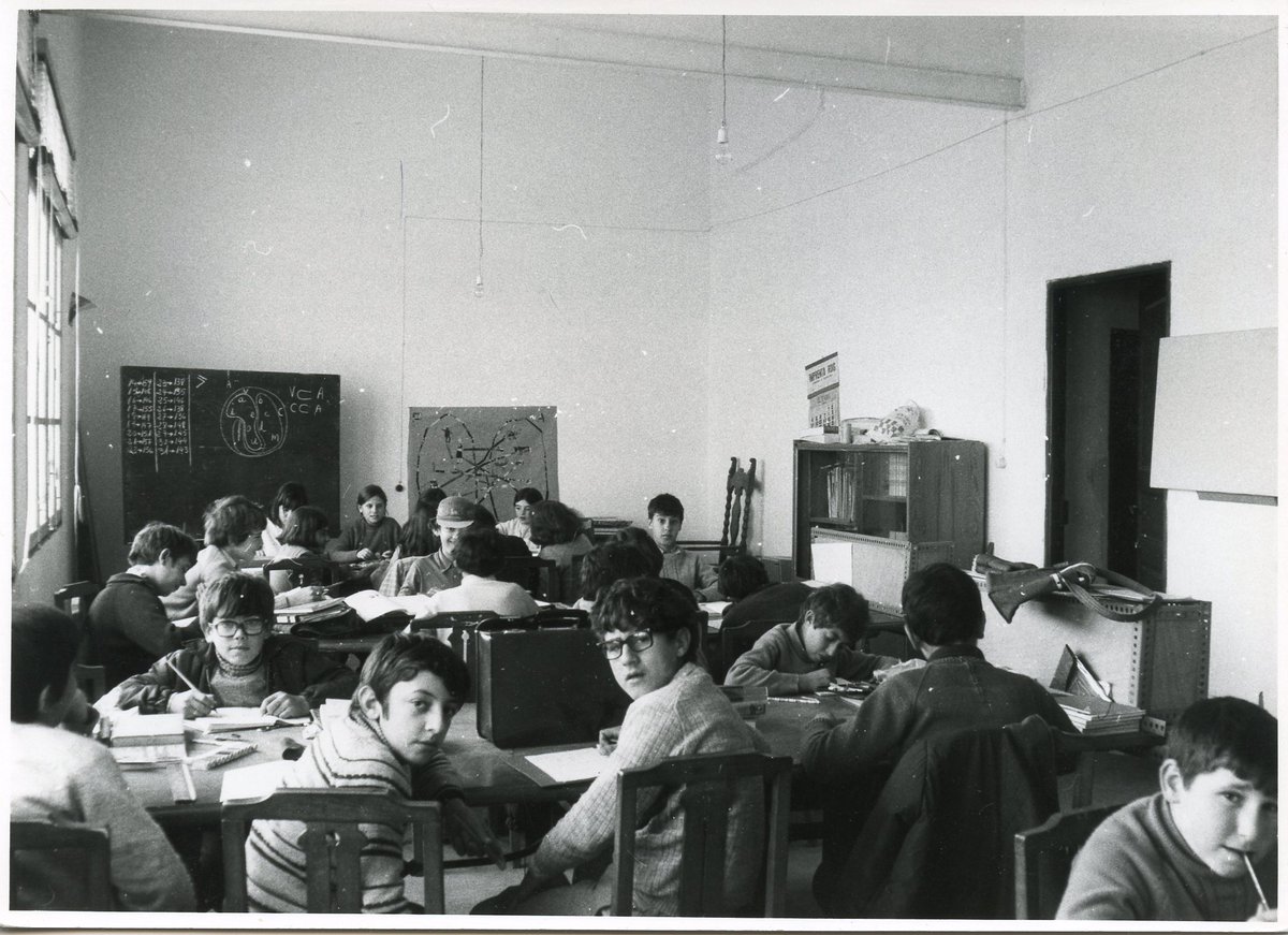 BatecsClassics's tweet photo. El 1980, amb la democràcia restaurada, el govern d’UCD d’Aldolfo Suárez aprovà la #LOECE (Ley Orgánica del Estatuto de los Centros Escolares), que va mantenir l’estructura de la franquista de Villar Palasí. https://t.co/3NTn2AclDV