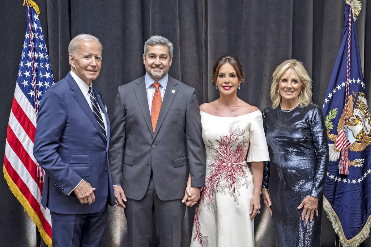 MaritoAbdo's tweet photo. Muy grato compartir con el presidente Joe Biden @POTUS y la primera dama Jill Biden @FLOTUS en Nueva York.
Estados Unidos es un aliado estratégico del Paraguay, fruto de una amistad histórica basada en valores democráticos compartidos. ¡Gracias por la hospitalidad! https://t.co/eNN647Ojvs