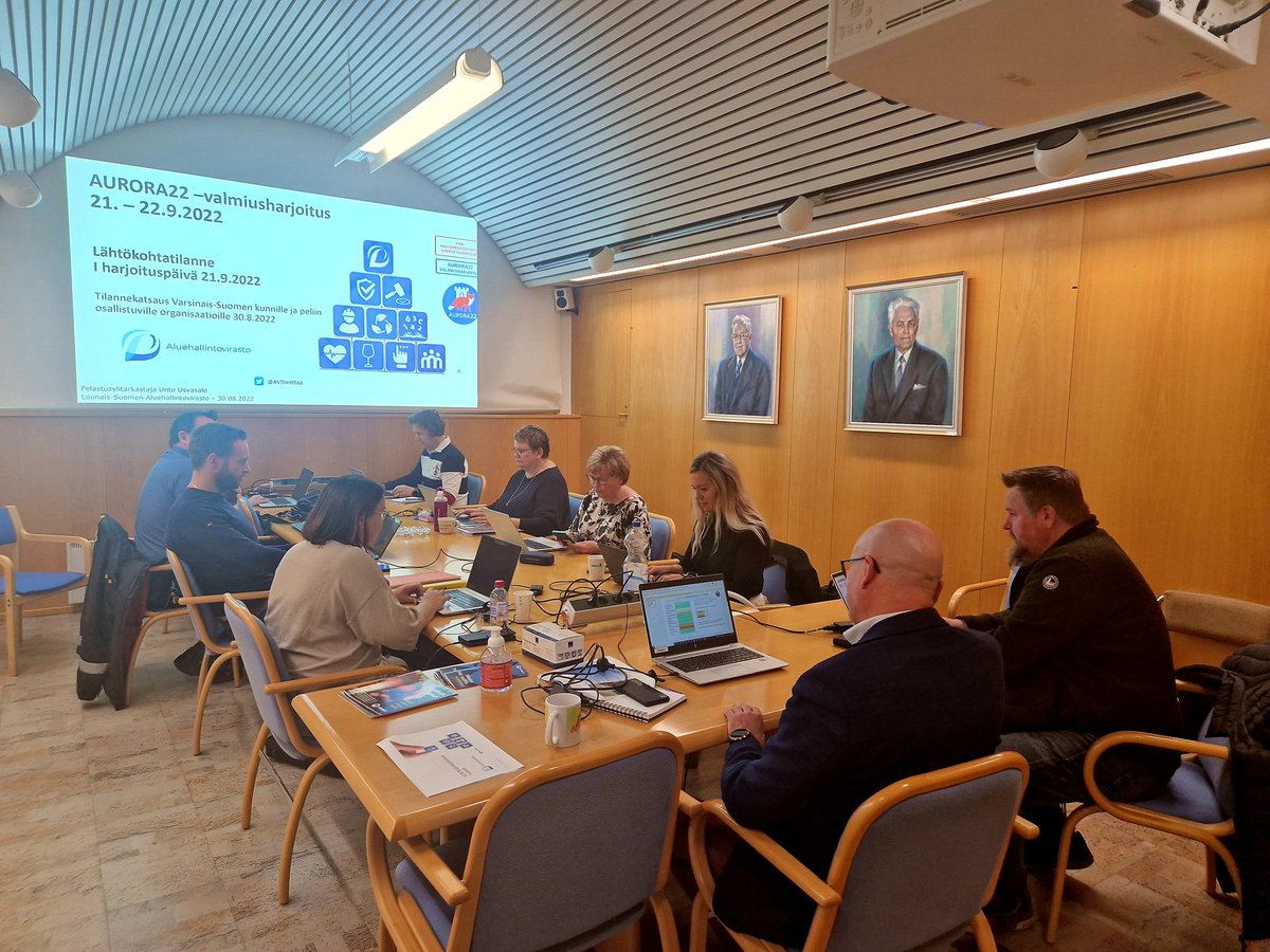 sipila_jenni's tweet photo. Pari päivää kului #Aurora22 -valmiusharjoituksessa. Kyllä meidänkin jory suhtautui uudella vakavuudella harjoitukseen ja sen esiin tuomiin epäkohtiin oman organisaation varautumisessa. #maskunkunta #johtoryhmä #varautuminen @AVItwiittaa @vspelastus @L_S_poliisi @VarsinaisELY https://t.co/aECm8HJ3bm