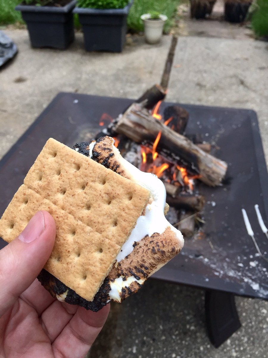 steve__castro's tweet photo. @pepsi Autumn in my own backyard makes for perfect S’mores weather #PepsiSmores #Sweepstakes @pepsi https://t.co/45Zm07odUW