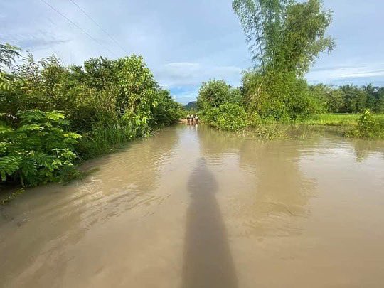 Don_du_Choeur's tweet photo. FORTES INONDATIONS AU #CAMBODGE…Difficile d’accéder aujourd’hui à l’école de #TaPen depuis #Kamprum ! https://t.co/gzP6i26FNI