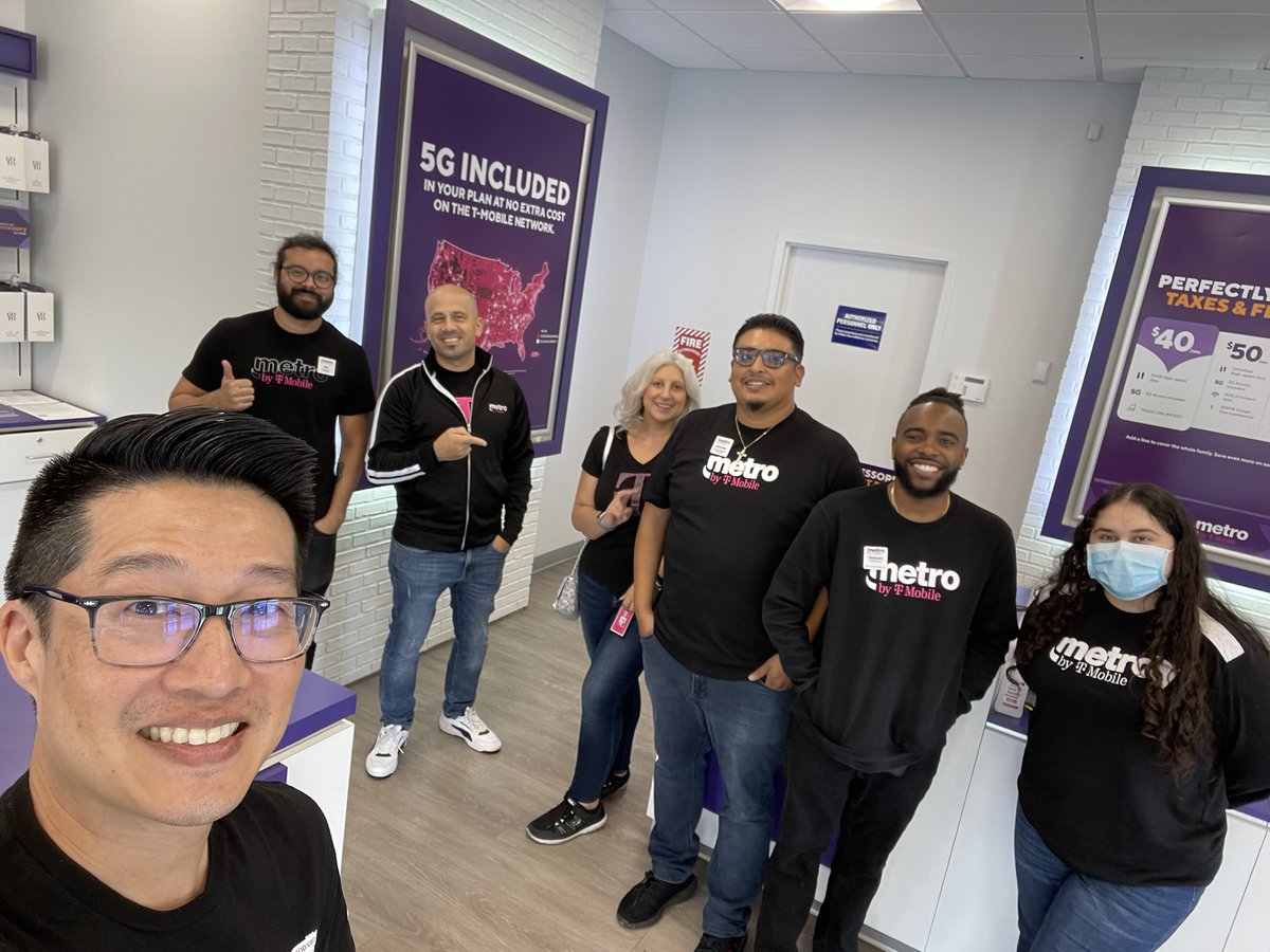iamPaulCLee's tweet photo. Visiting our amazing COR store in Mesa, AZ with @ErikSodik and @falzarano_sarah!  Thank you Mesa team for a great visit, looking forward to a strong close to September!  #SoCalPHX #SWisBest #AZrepresent #OneTeamTogether https://t.co/WRS6wiAVeO