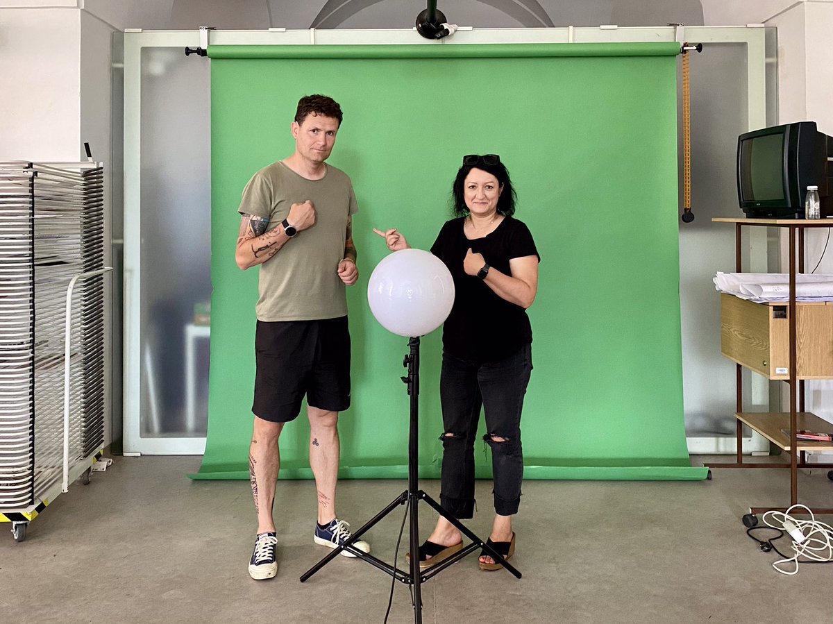 PetraSobanova's tweet image. Ten, na koho ukazuji, je Pavel Kučera, náš ochotný tlumočník do znakového jazyka. V létě jsme společně připravili náš letošní příspěvek k #Deafember, který právě probíhá. Tentokrát jsme pro Neslyšící děti natočili překlady našich oblíbených materiálů do výuky z kuchyně @FakultaV.