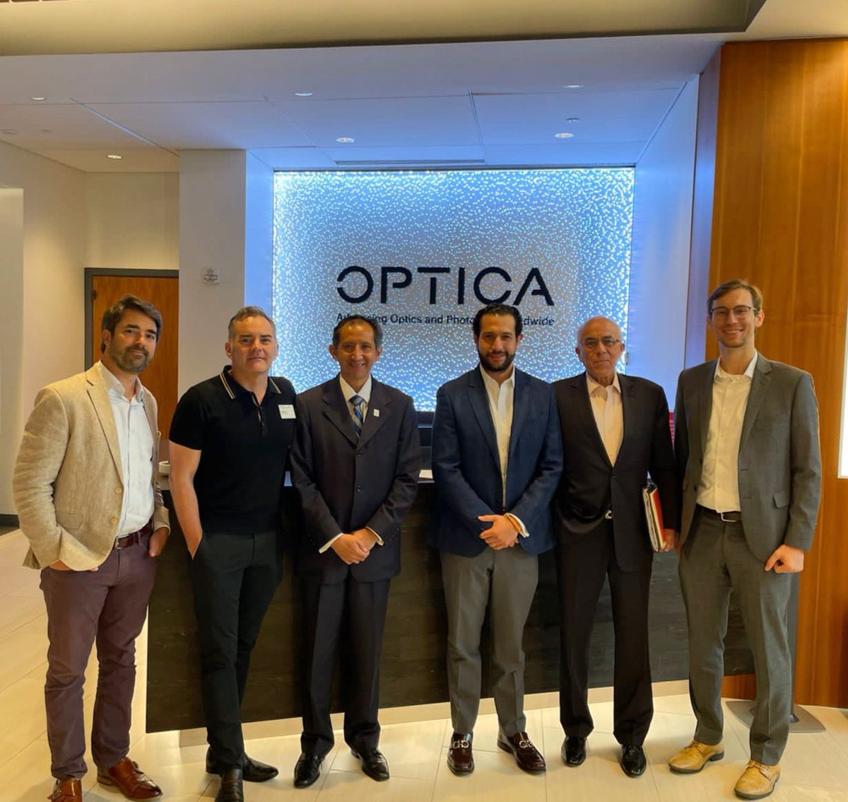 Hoy en Washington, D.C. Tuve reunión en <a href="/OpticaWorldwide/">Optica</a> Global HQ con <a href="/TomChadStark/">Chad Stark</a>, José Antonio Padilla (Director de Inversión Extranjera en <a href="/SedecoEdomex/">Secretaría de Desarrollo Económico del GEM</a>), y el Dr. Eric Rosas (Presidente de <a href="/PhotonicsMexico/">Mexican Photonics Cluster</a>) platicamos sobre atraer empresas de óptica y fotónica al #Edoméx.