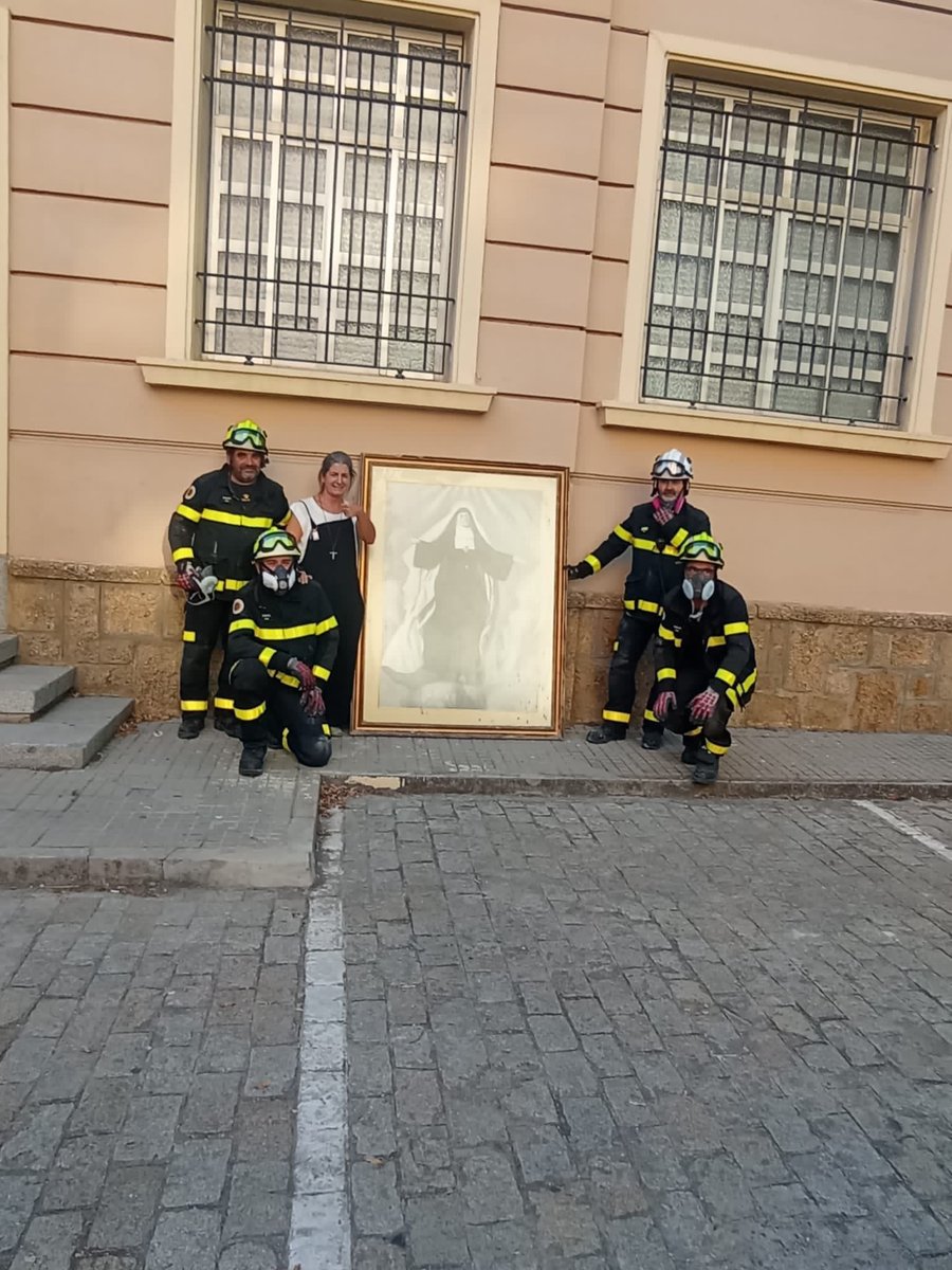 pedrofespinosa's tweet photo. El milagro del cuadro de Santa Rafaela María, lo único que ha sobrevivido en el derrumbe de la iglesia del colegio de Las Esclavas. Los bomberos lo han rescatado intacto https://t.co/i2X4uVsjNg