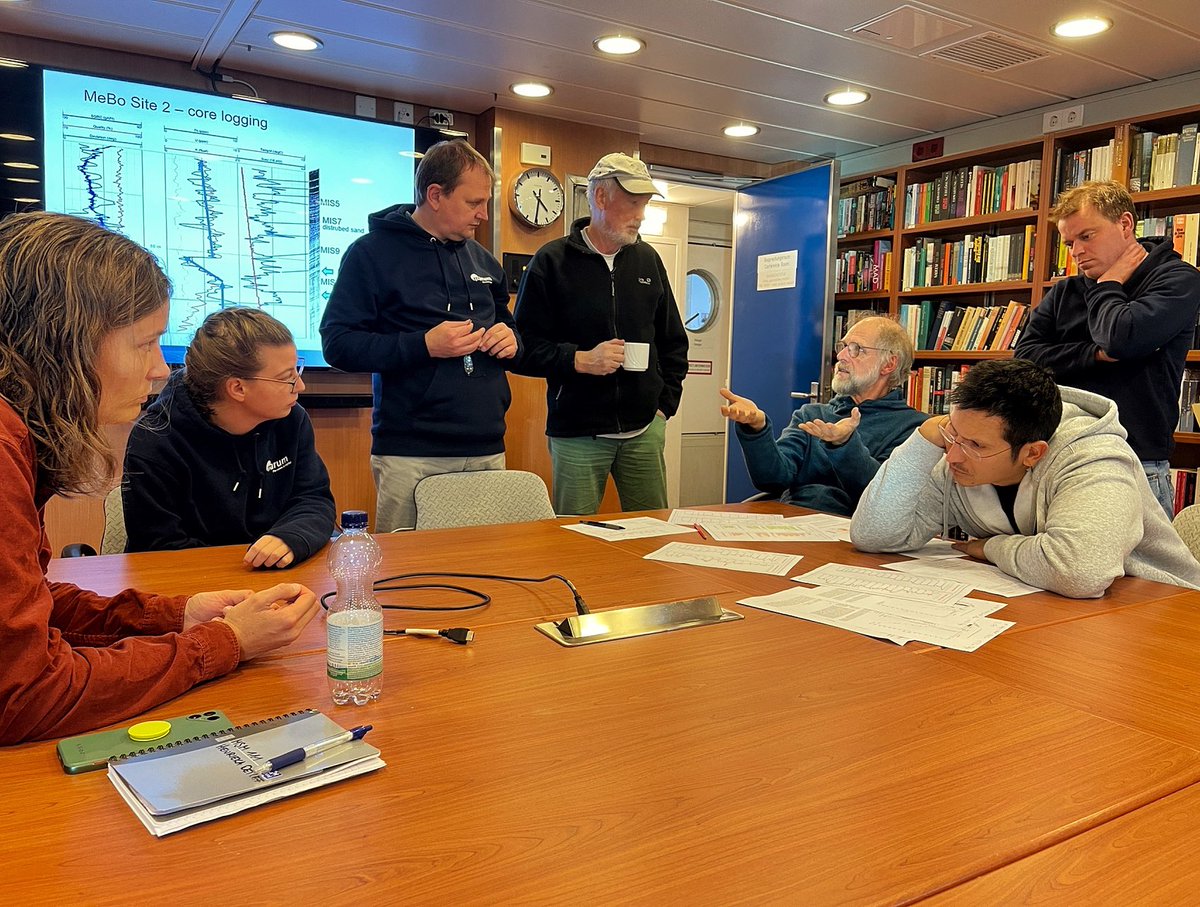 VolkerDiekamp's tweet photo. Preliminary results are already presented and discussed during cruise #msm111 in the conference room of the #researchvessel #rvmerian #scientistsatwork #marinegeology #lifeatsea https://t.co/mVV6tPNtis