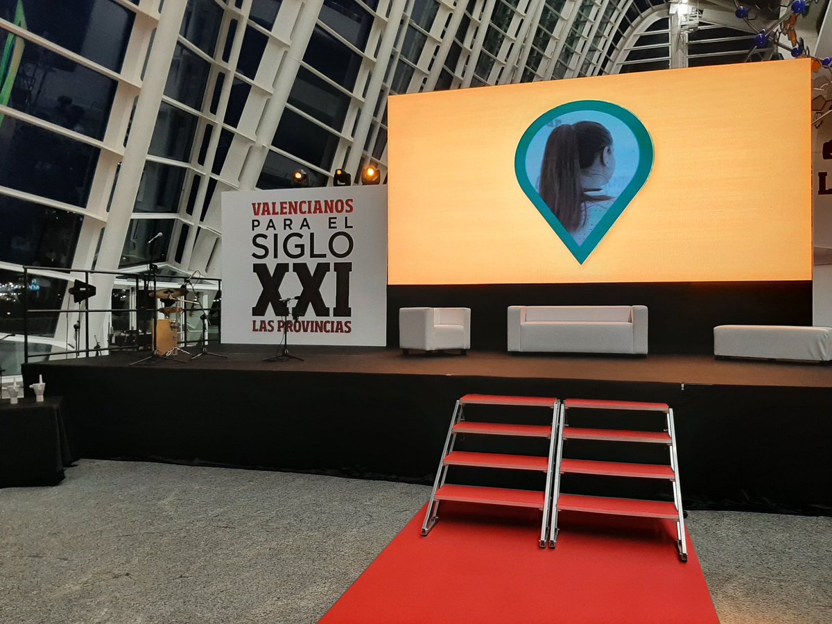 Instantes previos a la entrega de premios #ValencianiosParaSigloXXI del diario <a href="/lasprovincias/">LAS PROVINCIAS</a>. <a href="/albertovillaahi/">Alberto Villanueva</a> presidente de <a href="/feceval_cece/">FECEVAL-CECE</a> y <a href="/viroyo60/">Vicenta Rodriguez</a> secretaria general de <a href="/escacv/">EscuelasCatolicasCV</a> entre los invitados al evento.