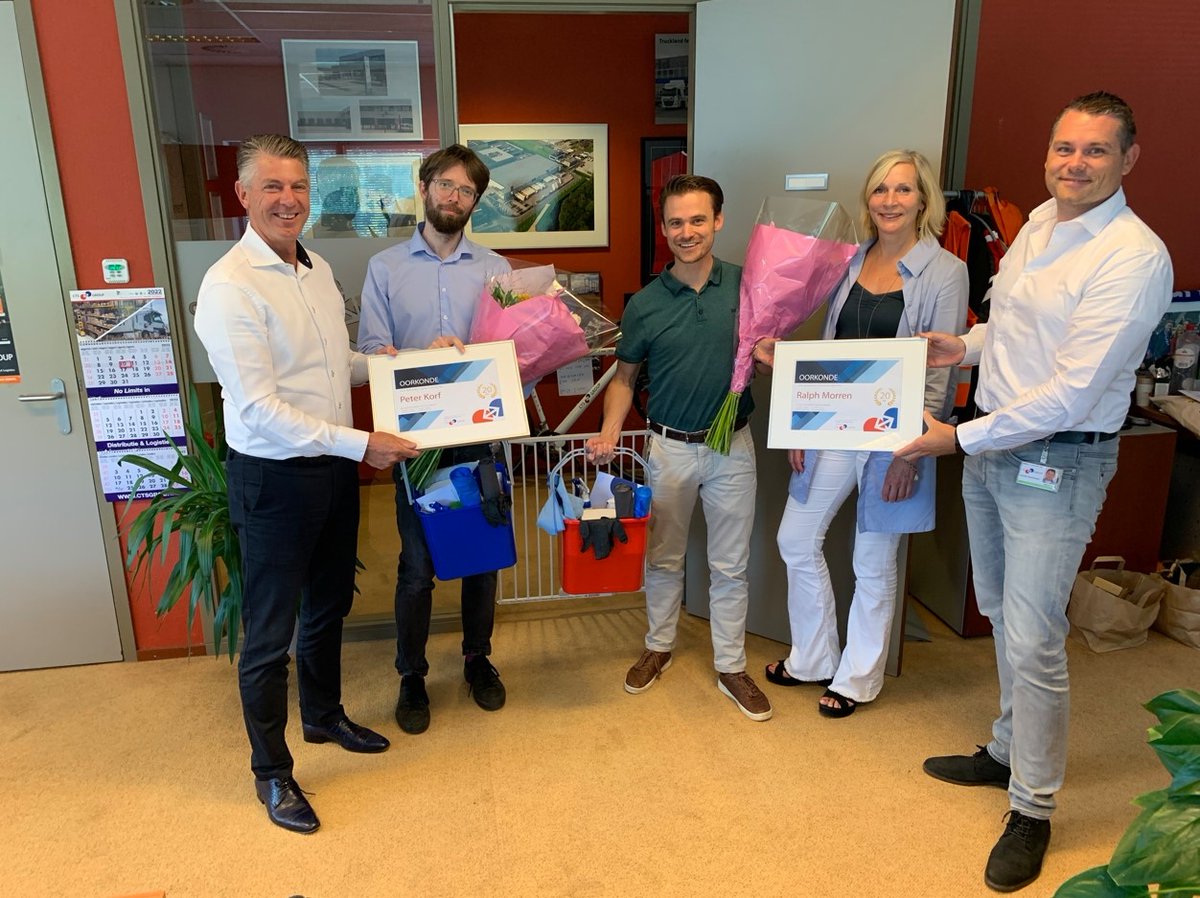 ** Trowback Thursday **

Ralph en Peter zijn 20 jaar in dienst. 20 jaar geleden startte de mannen met een emmer sop en een poetsdoek hun carrière bij CTS GROUP. Benieuwd naar het hele verhaal? 

je leest het hier op onze website!
ctsgroup.nl/nieuws/van/