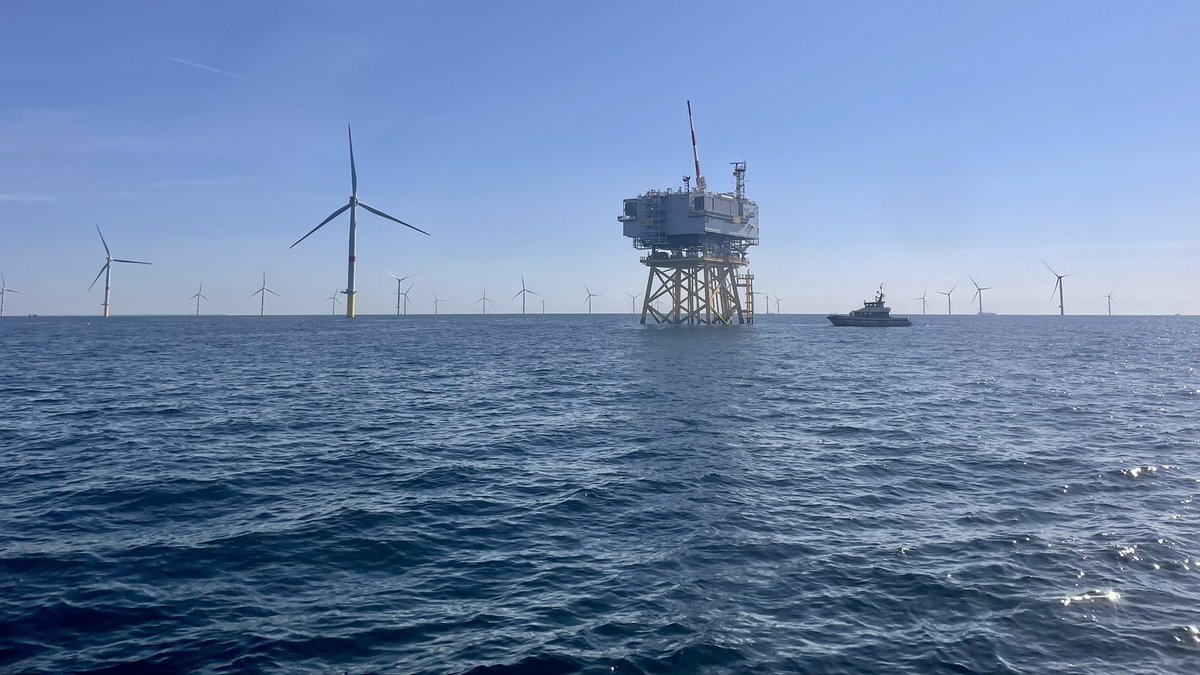 L'électricité décarbonée du parc éolien en mer de Saint-Nazaire circule enfin sur le réseau.

Bravo aux équipes de <a href="/rte_france/">RTE</a> pour ce raccordement réalisé dans les coûts et les délais 👏

Il va maintenant falloir accélérer pour relever le défi de la neutralité carbone en 2050.