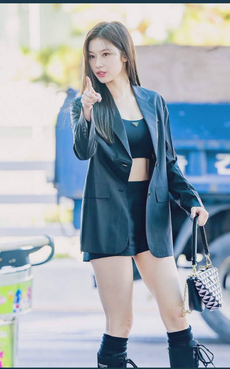 allforDarryl's tweet photo. THIS IS SANA's MOMENT 💜
PRADA with SANA
#PRADAXSANA #SANAMFW #PradaSS23 @JYPETWICE @Prada https://t.co/OXE8ouuJ7f