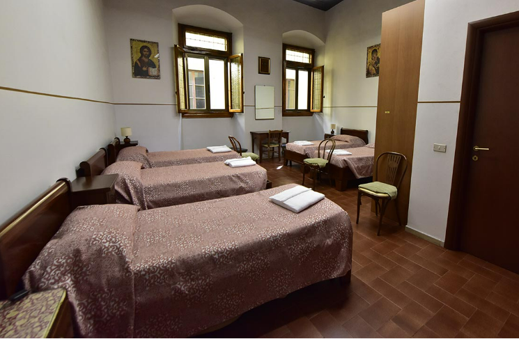 In the historic centre of Florence (Italy), the Casa Borgo Pinti is home to the Congregation of the Oblate Sisters who welcome guests throughout the year. The beautiful Italian garden is the perfect shelter for refreshment during the summer. Room with breakfast is from 45€.