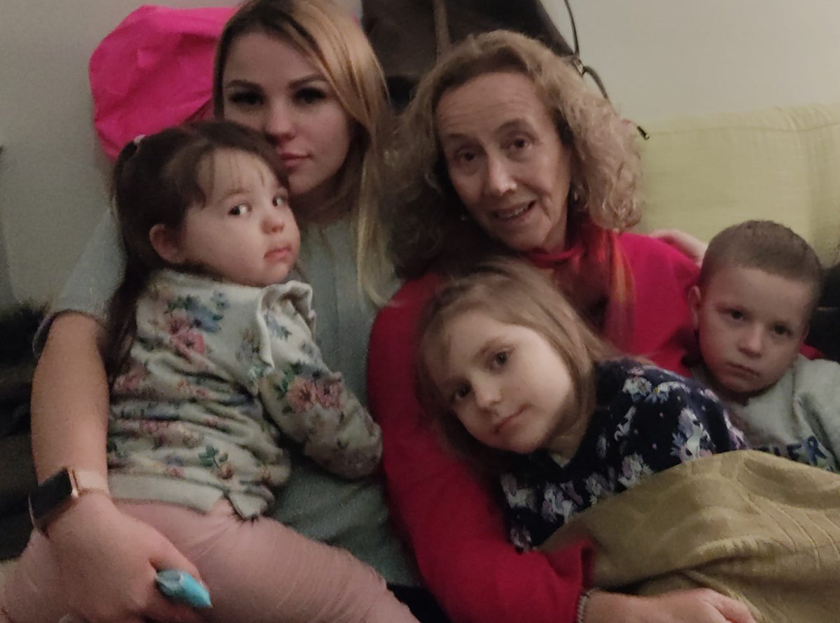 Mi amiga acoge en #Ceuta a Oksana y sus tres hijos. Real Decreto de ayudas para #refugiadosucranianos solo es para #Comunidadesutónomas y no #CiudadesAutónomas. <a href="/joseluisescriva/">José Luis Escrivá</a> Es error?<a href="/jmalbares/">José Manuel Albares</a> #GobiernodeEspaña olvida incluir a Ceuta en las ayudas a refugiados ucranianos.