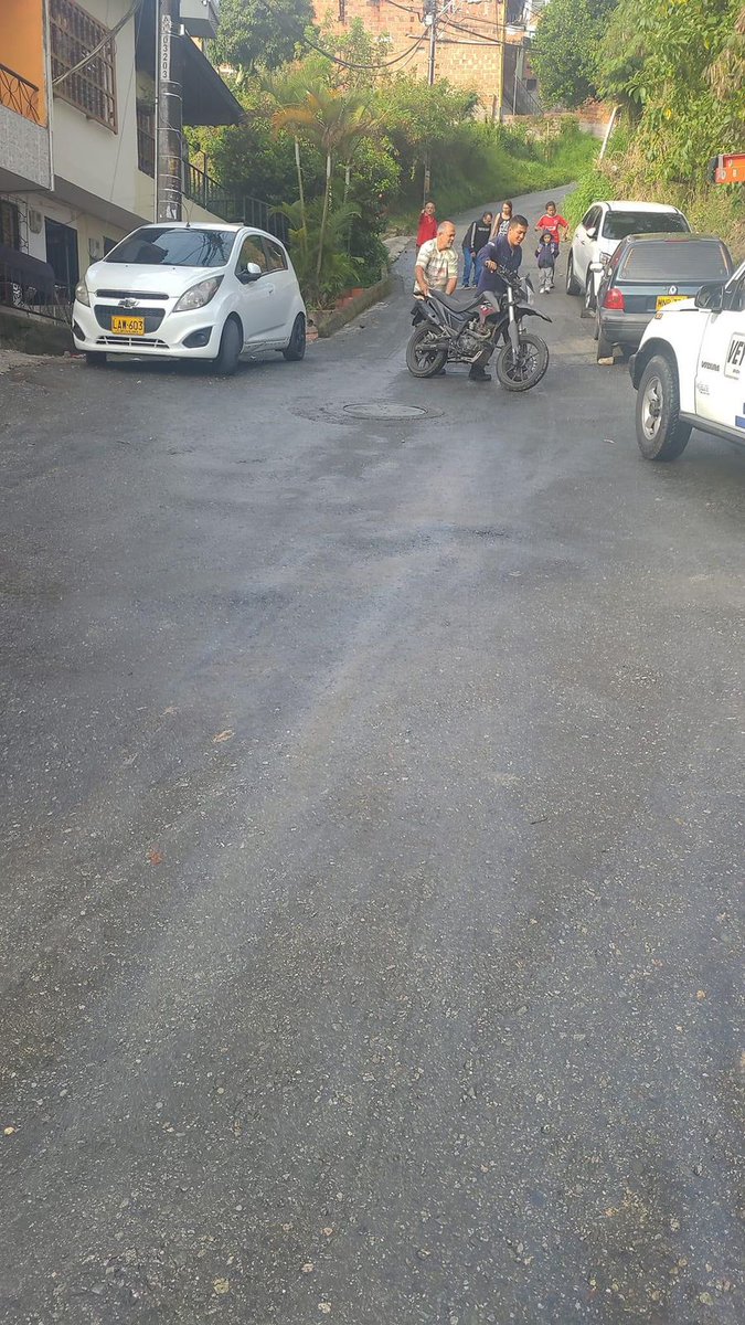 #BelénRincónInforma 

🚨Evitar transitar por la loma del Ñeque en Belén Rincón, reguero de ACPM en la vía.