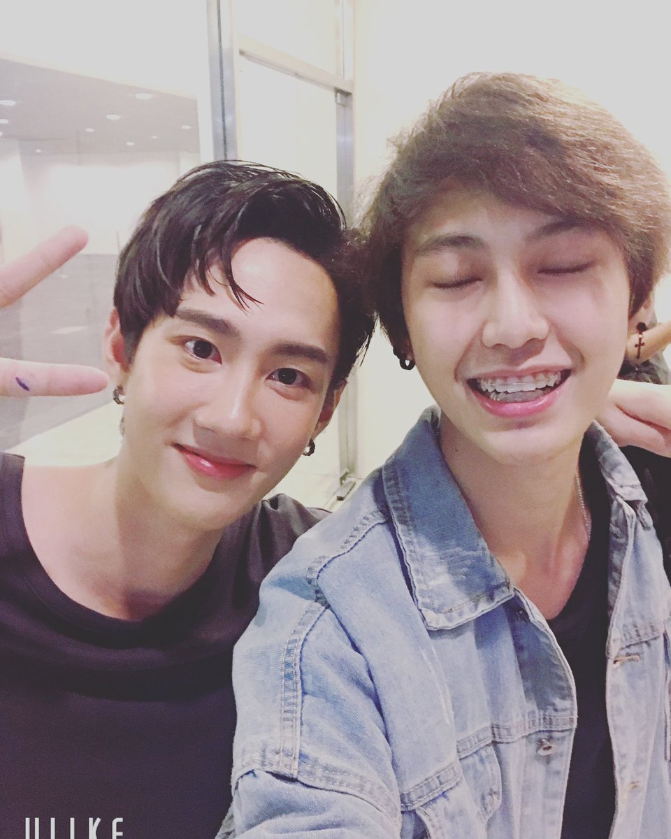 To_kyo___'s tweet photo. @bb0un ตำนานคุยกันในซีนไม่กี่คำจะยังอยู่ตลอดไป55555

"มายไอดอลของบีบีบุ๋น"
วันนี้ทั้ง2คนเติบโตขึ้นจากเมื่อก่อนเยอะมากๆเลย ยินดีกับความสำเร็จในทุกๆเรื่อง♡ https://t.co/2i3tWVsGsw