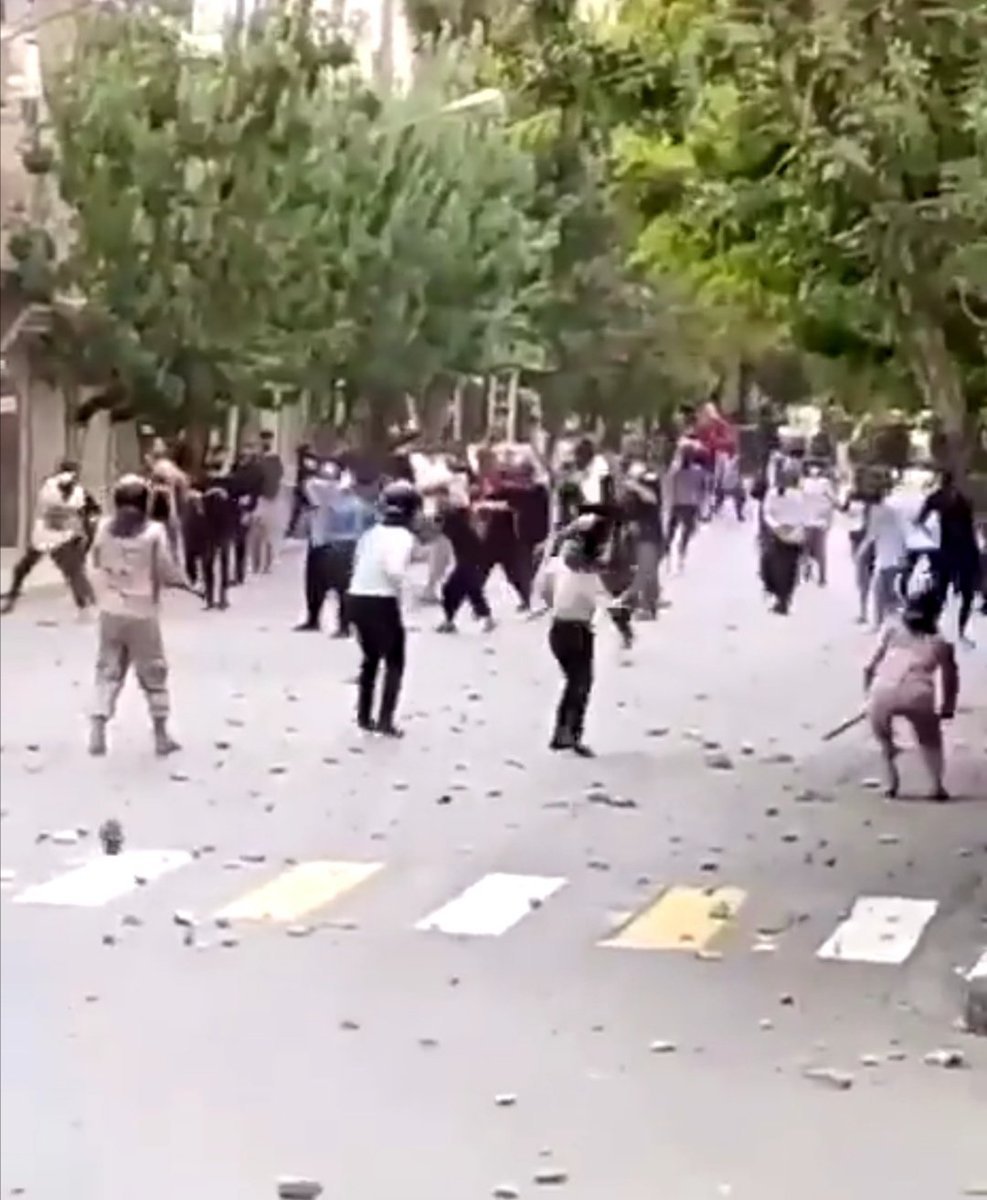 OutFarsi's tweet photo. در تمام خیابانهای سنندج جنگی نابرابر در جریان است. عکس مربوط به همین الان است. 
#مهسا_امینی https://t.co/ZF0J180NuX