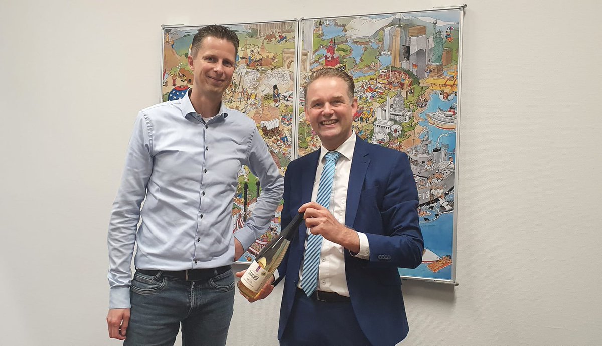 HNederpelt's tweet photo. Een fabriek vol bordspellen en puzzels! Een bijzonder werkbezoek bij De Nederlandse Spellenfabriek in Medemblik. Arjan Bink en Jan Komen vertelde over hun specialisme en gaven een rondleiding met uitleg over het productieproces.@GemMedemblik https://t.co/asvq1wA5iT