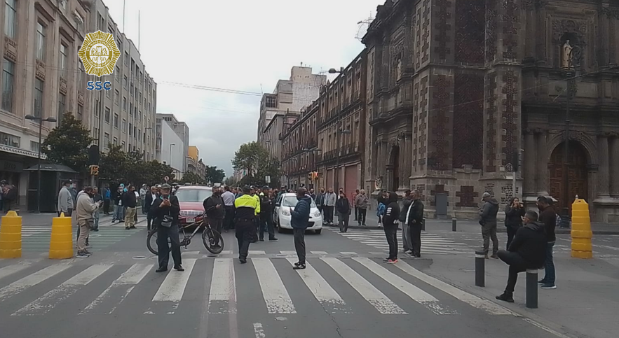OVIALCDMX's tweet photo. 09:18 #PrecauciónVial | Manifestantes realizan alto momentáneo en Av. 20 de Noviembre a la altura de Venustiano Carranza. #AlternativaVial Isabel la Católica y Eje Central. https://t.co/mvZ3MuuaqX