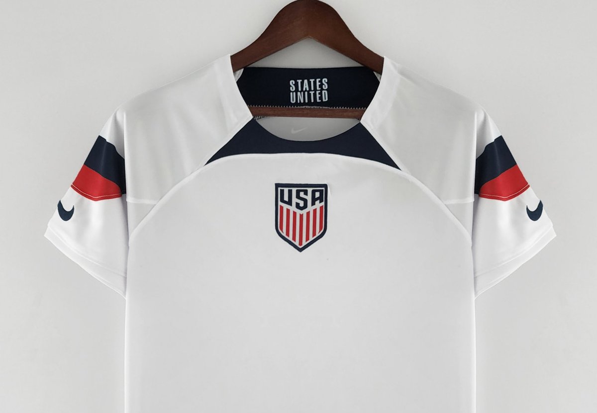 CamisaPesada's tweet photo. 🇺🇲 YANKEES!
O novo manto dos EUA é predominantemente branco e traz o novo template da Nike como base. A gola é redonda e tem a parte frontal azul marinho com as laterais e nucas brancas.

Adquira já:

👕 EUA Home 22/23
📲 https://t.co/xqCVAfZkkR

#camisapesada
#asuafootballstore https://t.co/mbtvOUgwAn