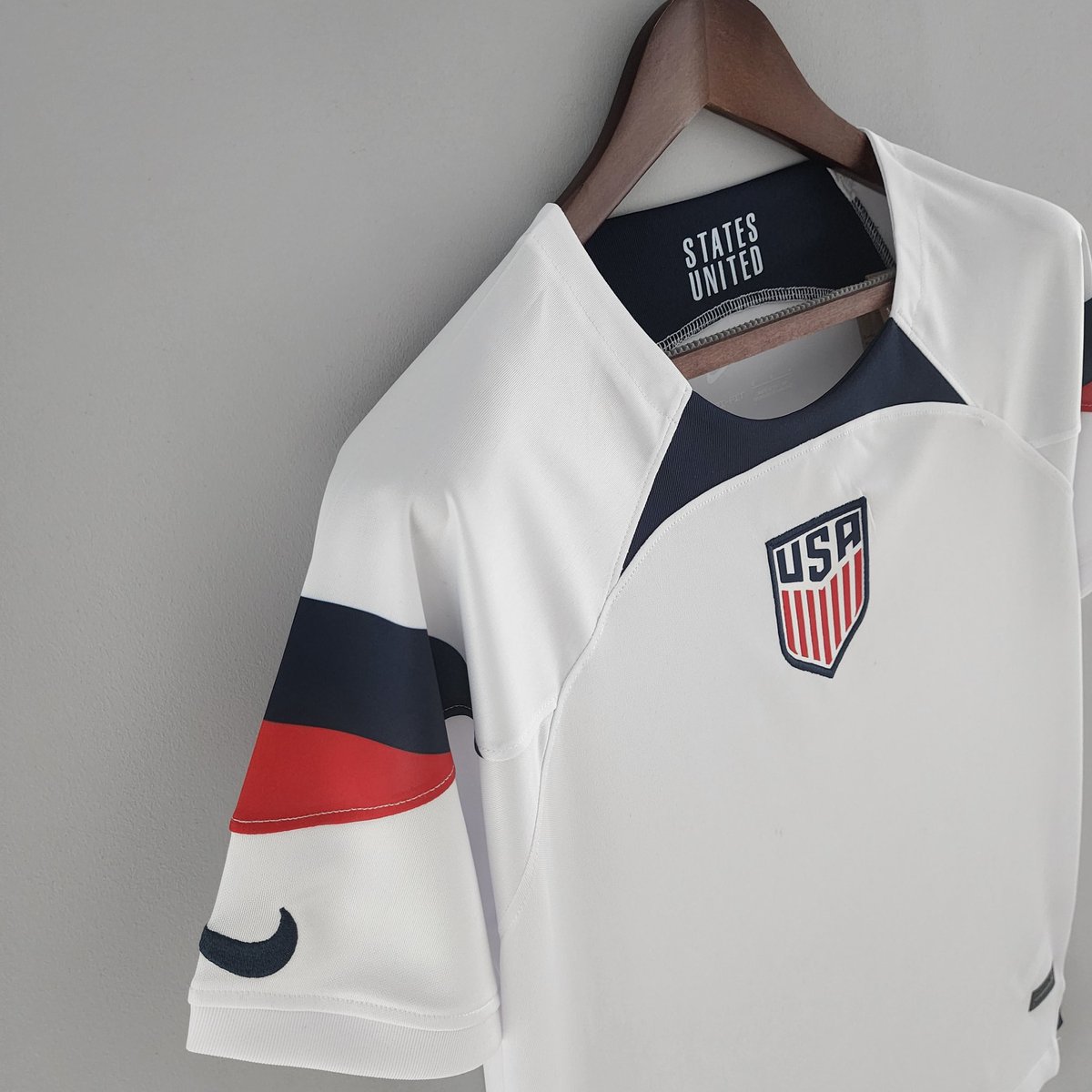 CamisaPesada's tweet photo. 🇺🇲 YANKEES!
O novo manto dos EUA é predominantemente branco e traz o novo template da Nike como base. A gola é redonda e tem a parte frontal azul marinho com as laterais e nucas brancas.

Adquira já:

👕 EUA Home 22/23
📲 https://t.co/xqCVAfZkkR

#camisapesada
#asuafootballstore https://t.co/mbtvOUgwAn