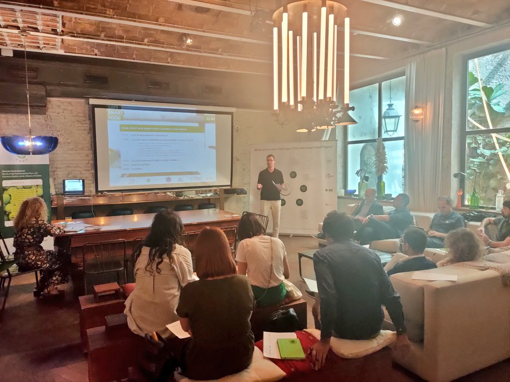 clusterEE's tweet photo. 🟢 Avui el @clusterEE ha participat en la jornada de #ClusterTalks del projecte europeu @safesmartfood per compartir casos d'èxit i bones pràctiques en l'àmbit dels #clusters. 

🗣️També ha tingut lloc la #masterclass d'@acornella sobre com impulsar la innovació.

#SAFESMARTFOOD https://t.co/Uz9jCgKRyr