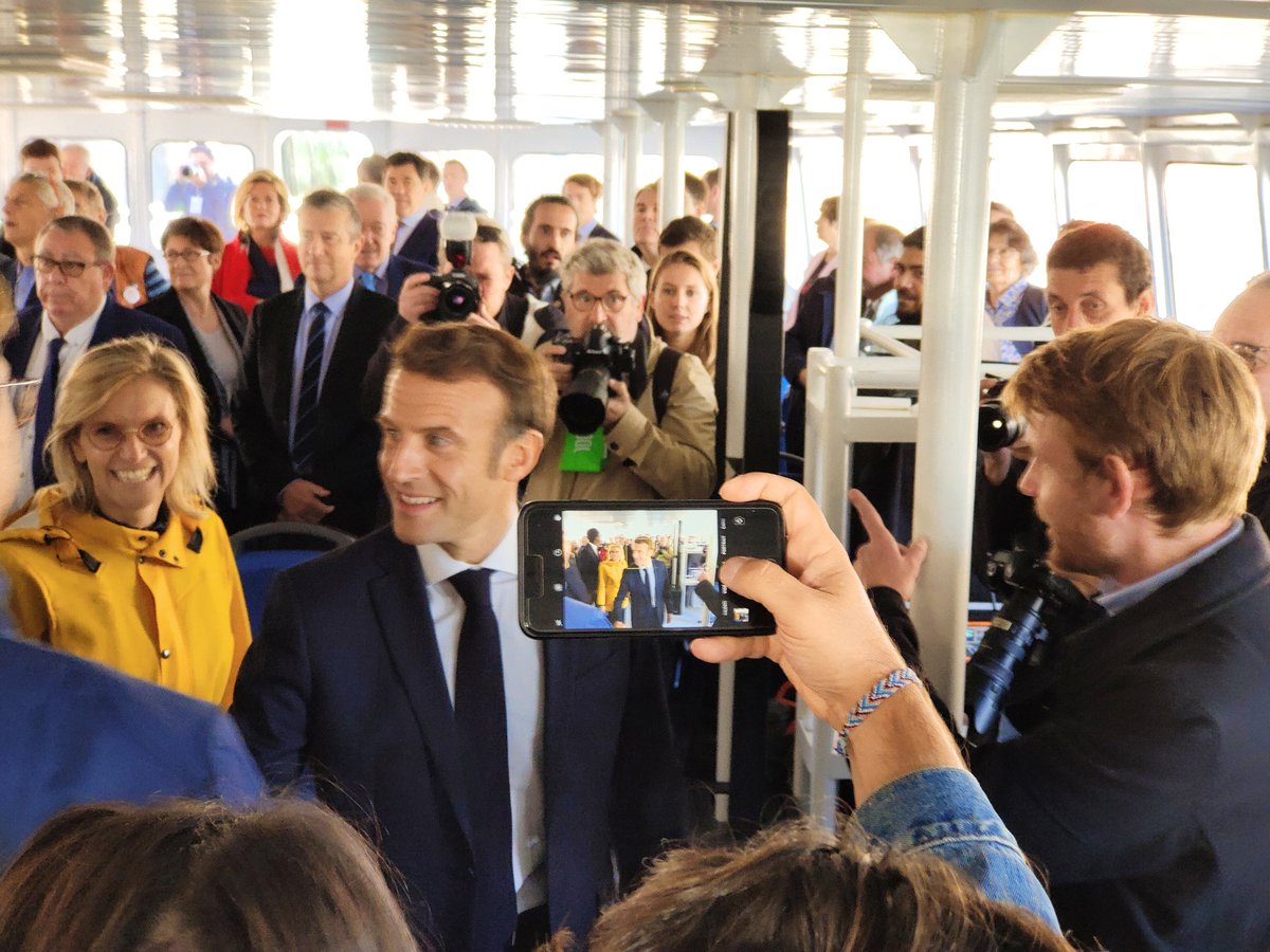 Le psdt de la République <a href="/EmmanuelMacron/">Emmanuel Macron</a> en présence de la ministre <a href="/AgnesRunacher/">Agnès Pannier-Runacher 🇫🇷🇪🇺</a> fixe le cap : 50 parcs éoliens en France d'ici à 2050. Ambition forte, planification et déclinaison au niveau des #territoires. <a href="/C_MORANCAIS/">Christelle MORANÇAIS</a> prête à prendre sa part. 
#eolienenmer <a href="/ChristopheBechu/">Christophe Béchu</a>