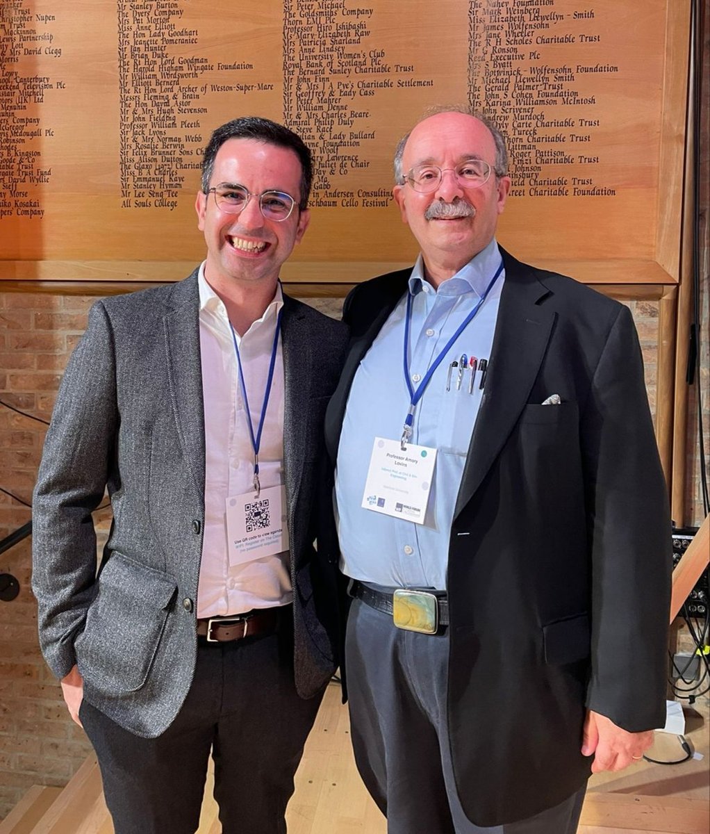 lizanafj's tweet image. Like a kid with his favourite football player!! Big big fan of @AmoryLovins and his #integrativedesign  @OxfordCooling  #WFEE @EPGOxford