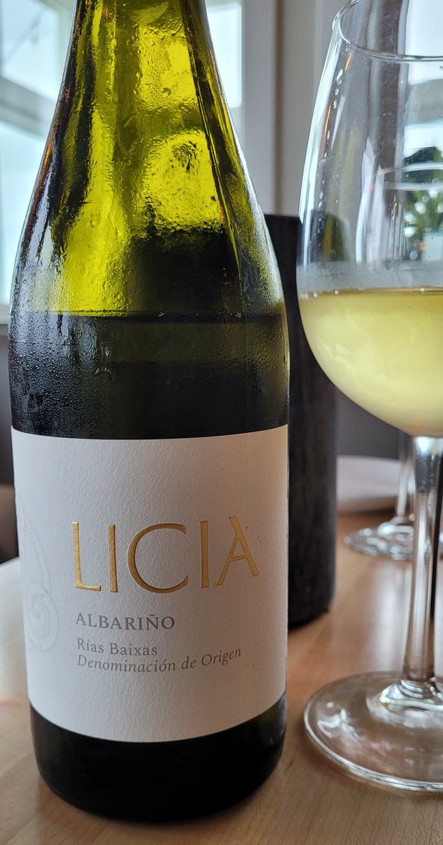 DestLen's tweet photo. September Wines - Spain
Bodegas La Val Licia Albarino - Rias Baixas, Pontevedra, Spain
The wine is straw yellow, and has aromas and flavors of citrus, green apple, quince, and notes of fresh herbs, and minerals. It is full bodied and well balanced. https://t.co/Pxe44kDufm