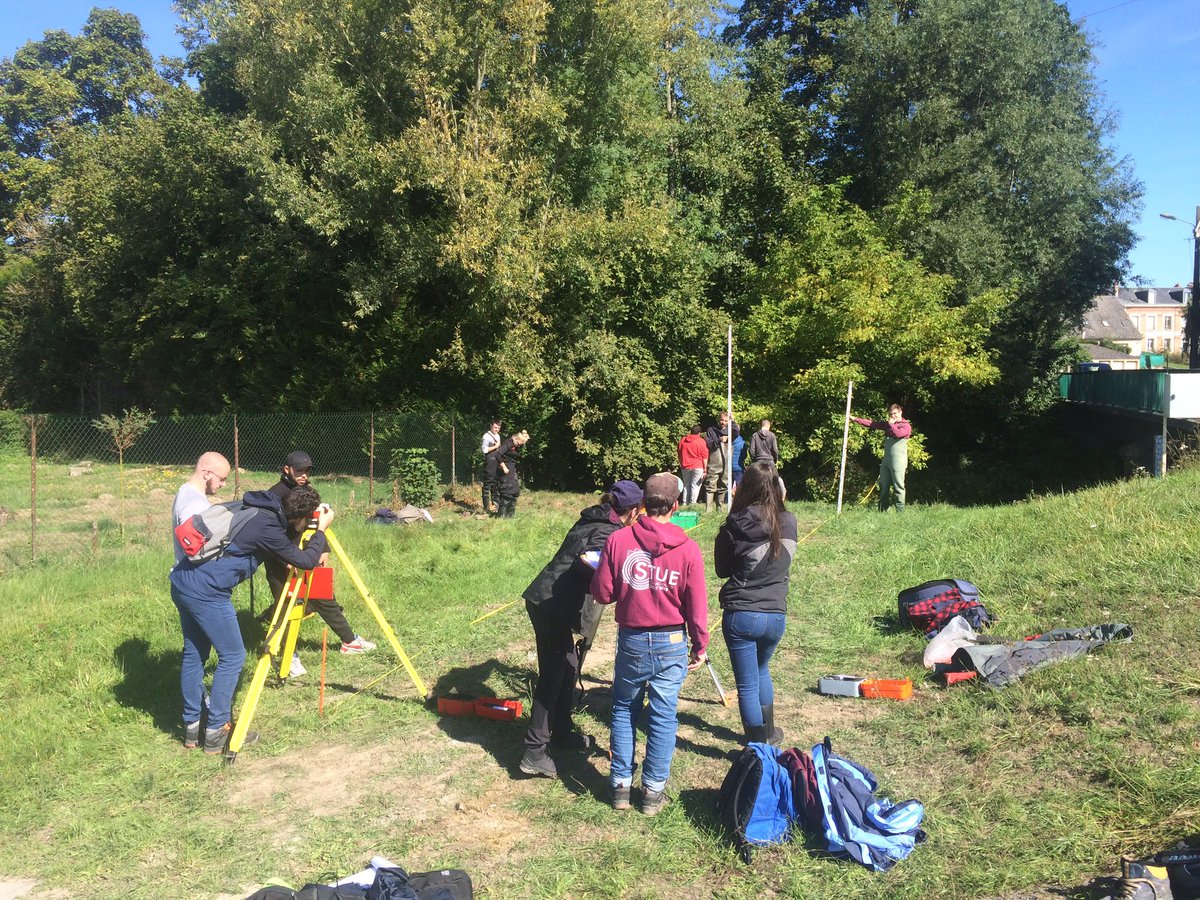Lejeuneolivie14's tweet photo. Sortie instrumentation de terrain avec les étudiants du master #3g #georis sous un beau soleil pour ce dernier jour d’été. @ComGegenaa @universitereims  on se familiarise avec la topographie et les mesures hydrologiques https://t.co/sRNBC3muui