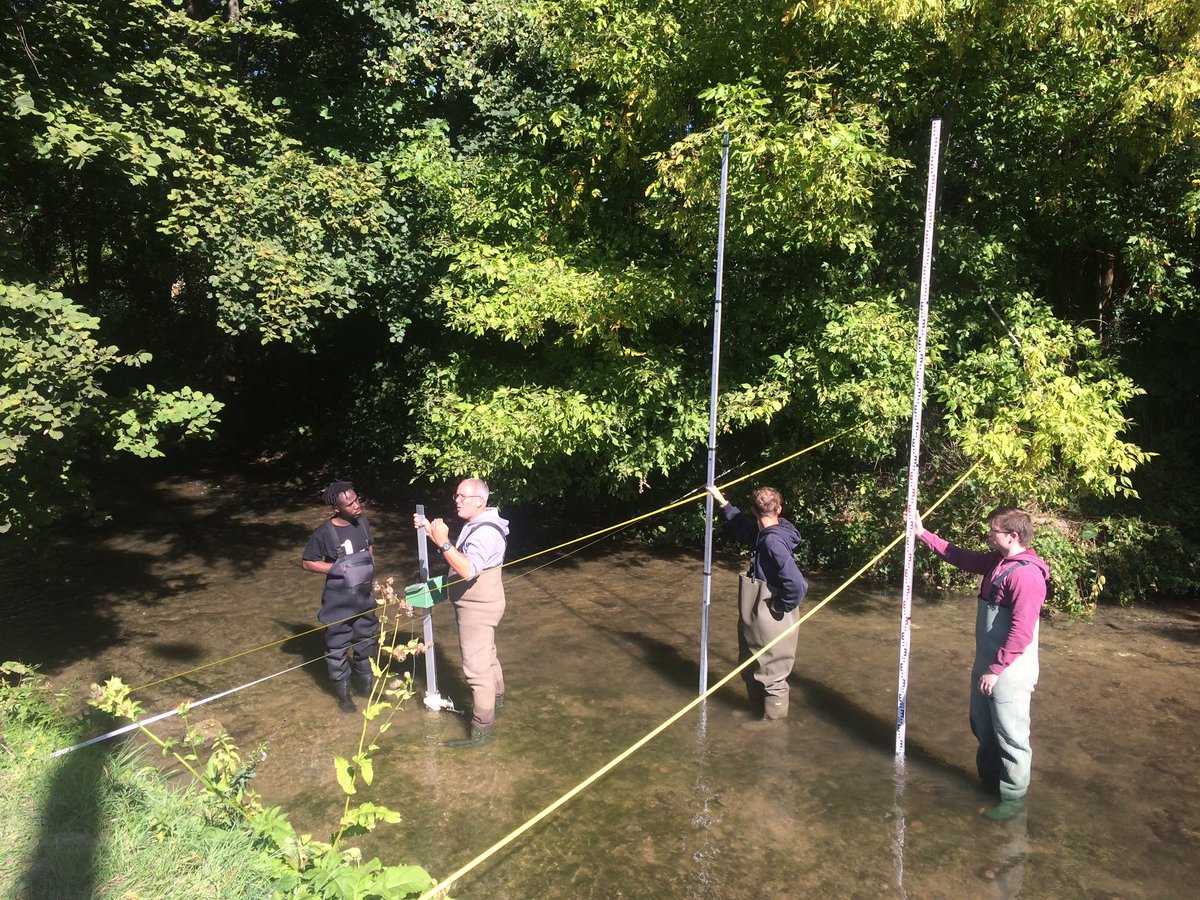 Lejeuneolivie14's tweet photo. Sortie instrumentation de terrain avec les étudiants du master #3g #georis sous un beau soleil pour ce dernier jour d’été. @ComGegenaa @universitereims  on se familiarise avec la topographie et les mesures hydrologiques https://t.co/sRNBC3muui