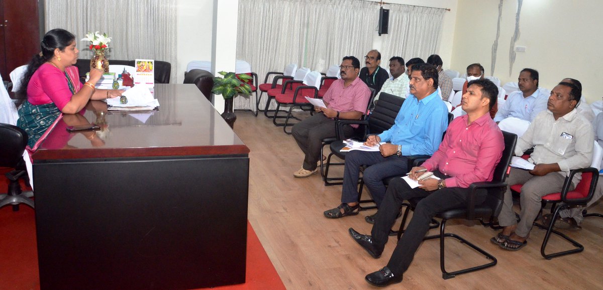 GVMC_VISAKHA's tweet photo. Mayor Smt G Hari Venkata Kumari conducted review meeting with ADC V Sanyasi Rao, CMOH, GVMC Dr KSLG Sastry, Biologist and Malaria Staff on prevention of mosquito borne seasonal diseases.

#SwachhSurvekshan2023Visakhapatnam 
#SwachhSurvekshan2023
#SayNoToSingleUsePlastic https://t.co/Xqlu2C5J6C