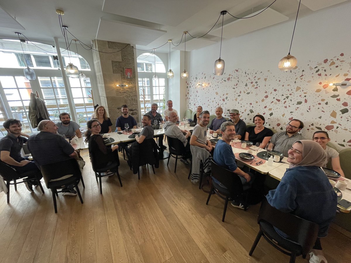 gidenet's tweet photo. L’équipe GIDE au (quasi-)complet autour d’une (bonne) table pour notre « séminaire » de rentrée 😊😋 Retrouvailles et convivialité, et la journée n’est pas finie 😉 https://t.co/6txOaHbVhC