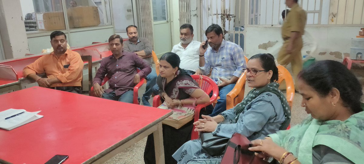 SavingsMathura's tweet photo. Presided a meeting of saving agents of Vrindavan in post office Vrindavan with SPM today to mobilise national savings programme enthusiastically nd resolve postal problems @DDSavingsAgra @IndiaPostOffice https://t.co/yrAhFlCy7d