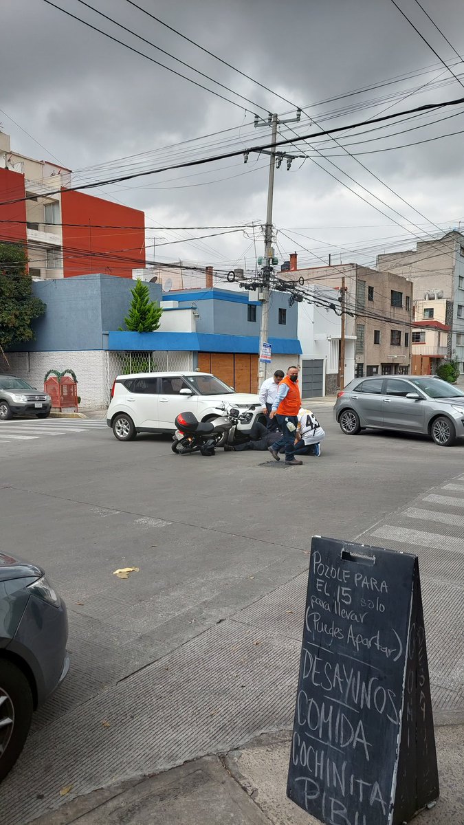 Desde que al alcalde @STaboadaMx se le ocurrió echar concreto y quitar los topes en calle Quebrada, @Narvarte_, @BJAlcaldia; en la esquina con Casas Grandes van más de 20 coliciones en lo que va del año @LaSEMOVI @OVIALCDMX