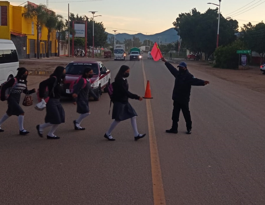 PolVial_GobOax's tweet photo. Conductor respeta las señales de tránsito.
👉🏻 Ceda el paso al Peatón.
🔹 Recuerde #ElPeatónEsPrimero #Respetelo
@GobOax @alejandromurat @SSP_GobOax @DAVIDANTONIOJIM https://t.co/AbcppSXdV8