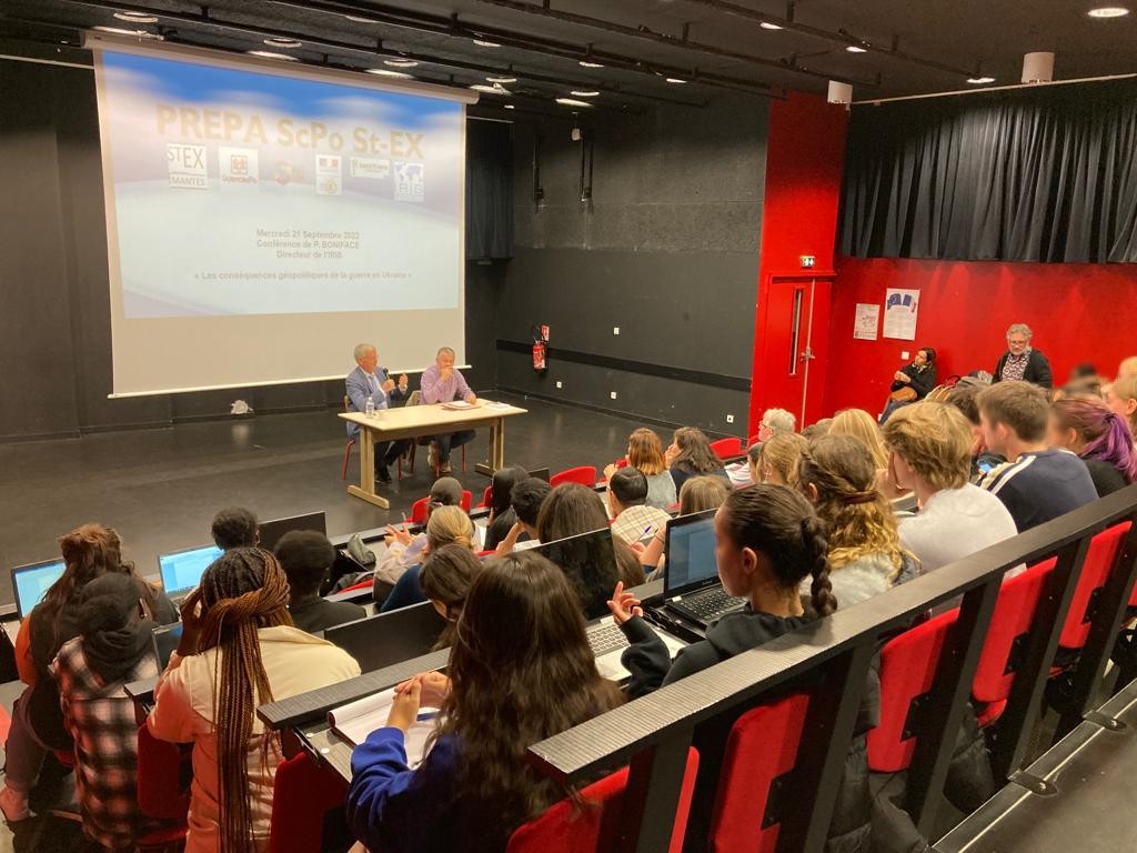 Scpomlj's tweet photo. La Géopolitique au lycée : un enseignement qui permet de mieux décrypter le monde. Pour cette conférence de rentrée de la PREPA CEP SCPO du lycée Lycée Saint Exupéry - Mantes la Jolie Pascal Boniface nous livre ses réflexions et analyses sur un monde en rapide recomposition. https://t.co/cXhwjk3xsq