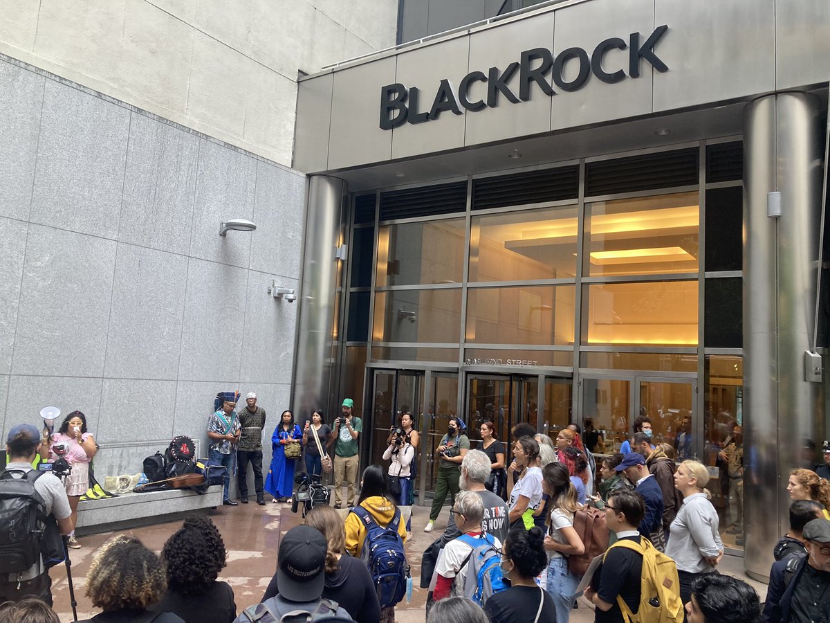 .@BlackRock is financing climate chaos & destruction. We’re standing with communities from the Amazon during #ClimateWeek at their HQ. Adopt an Indigenous Rights Policy, BlackRock! 👉​​bit.ly/3BE18mb #BlackRocksBigProblem #DefundClimateChaos #NoToxicBonds #StopPetroperú