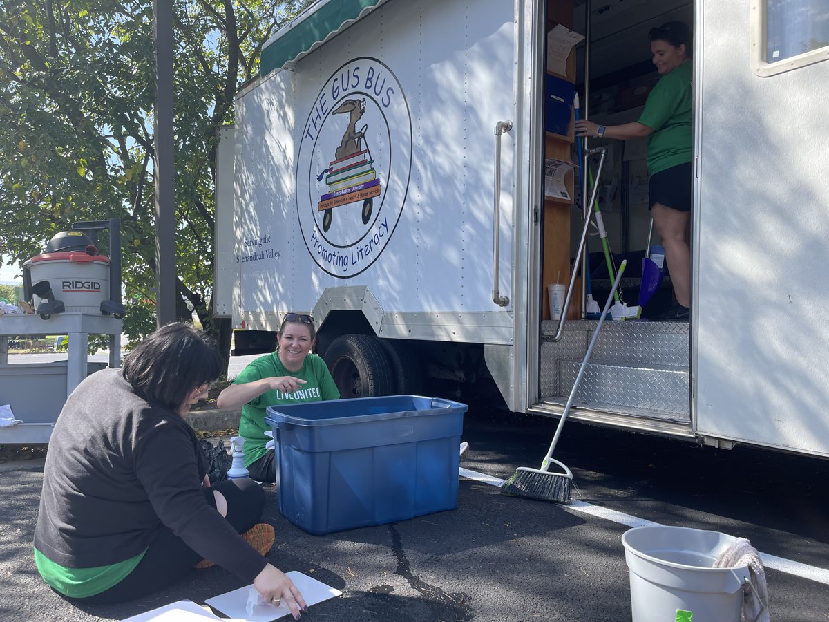 fmbankva's tweet photo. F&amp;M Bank along with Harrisonburg City Public Schools participated in the @UnitedWayHR #DayofAction22. Volunteers, Holly Thorne, Nicole Kite, Katherine Preston, and Brooke Zirk, spent time cleaning up The Gus Bus. #LiveUnited https://t.co/UaRT5d1gjv