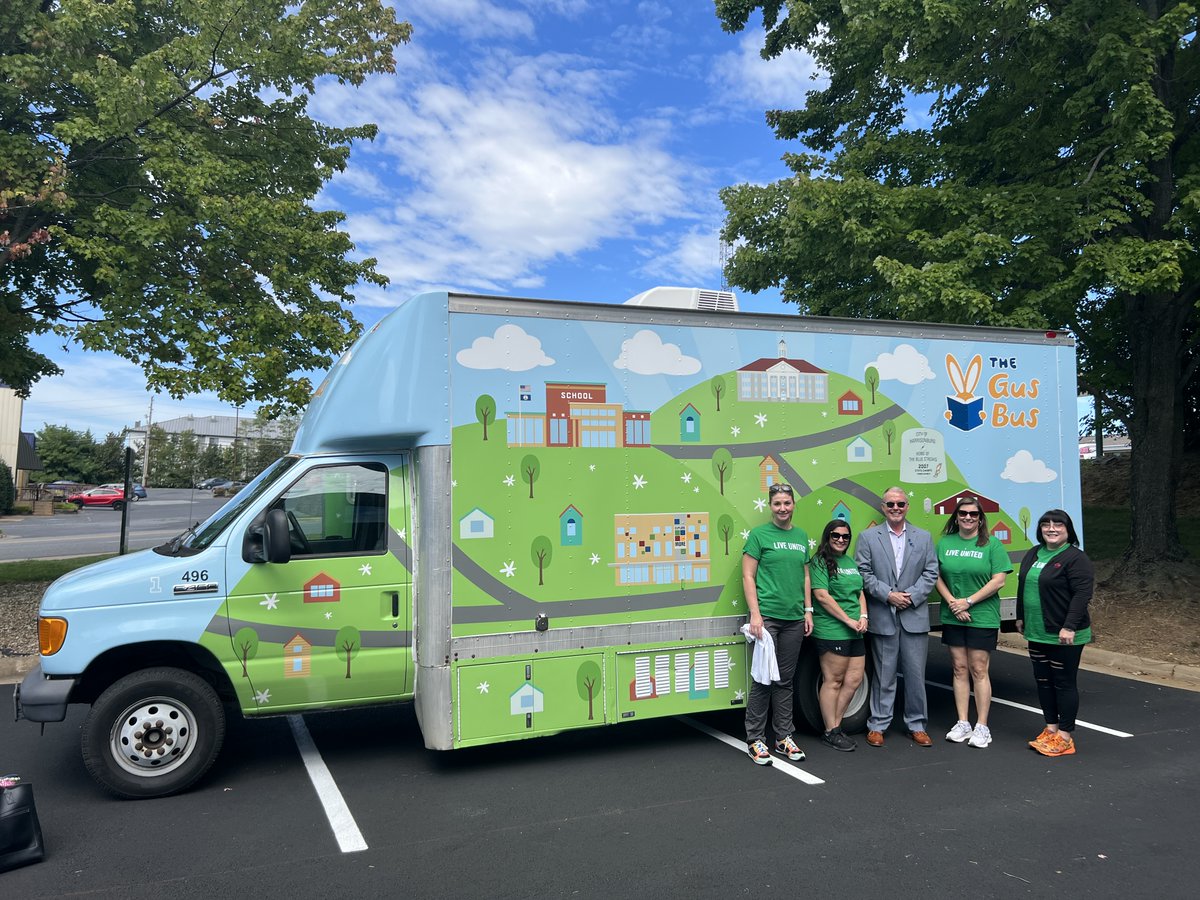 fmbankva's tweet photo. F&amp;M Bank along with Harrisonburg City Public Schools participated in the @UnitedWayHR #DayofAction22. Volunteers, Holly Thorne, Nicole Kite, Katherine Preston, and Brooke Zirk, spent time cleaning up The Gus Bus. #LiveUnited https://t.co/UaRT5d1gjv