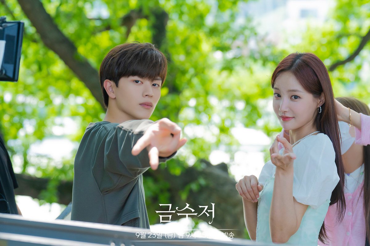 yonwou's tweet photo. the casts of #TheGoldenSpoon are truly very close and have good chemistry in every tense scenario you will witness later. you can see that from the way we strike the adorable gyaru pose in the middle of set, which portrays a friendly, uplifting, also upbeat shooting situation. https://t.co/J1YMlSVAgs