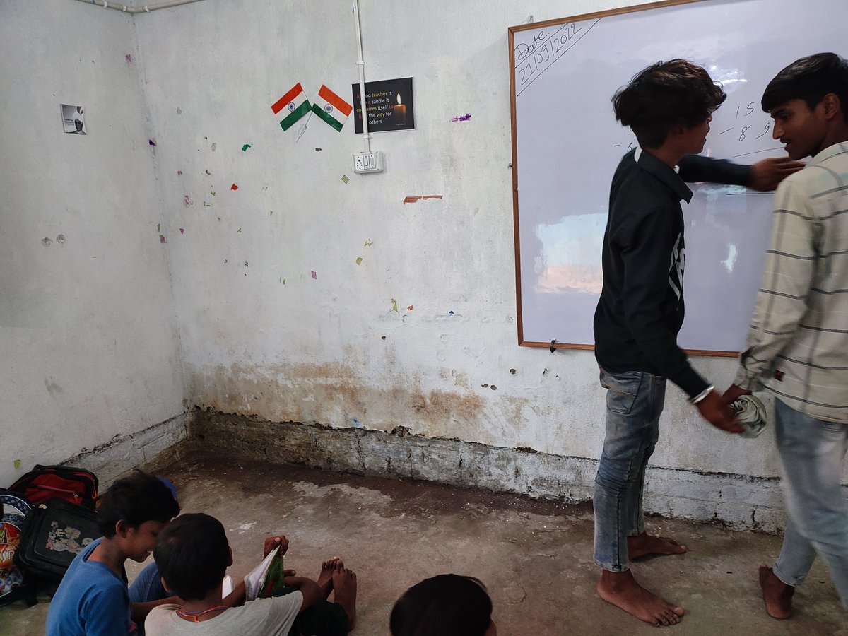 DeviseEducation's tweet photo. Our work in Chuharmal Nagar, Patna continues. 
We are planning to start work on the walls and the ceiling which are leaking rain water.
We want to repair these walls and ceiling. WE WANT YOUR HELP for the same.

The proofing and repairing will cost us 15,000 INR. https://t.co/XExImle2p3