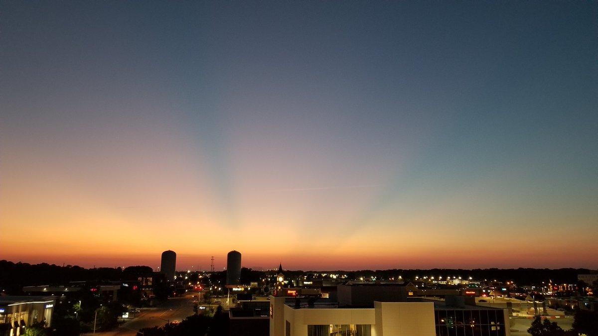 aladyhuman's tweet photo. Unbelievably gorgeous sky last night in Virginia Beach 😍 https://t.co/OsD2cCkAXi